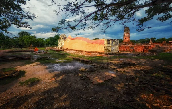 Groot stenen beeld van liggende Boeddha in Ayutthaya bij Bangkok, Thailand. — Stockfoto