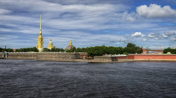 Forteresse Pierre et Paul vue de la rivière Neva à Saint-Pétersbourg, Russie. La forteresse a été construite au 18ème siècle et est aujourd'hui l'une des principales attractions de Saint-Pétersbourg . — Photo