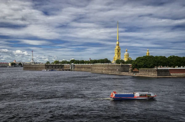 Peter-und-Paul-Festung vom Fluss Newa in Sankt Petersburg, Russland. die festung wurde im 18. jahrhundert erbaut und ist heute eine der attraktionen in saint-petersburg. — Stockfoto
