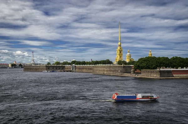 Петропавловская крепость, вид с Невы в Санкт-Петербурге. Крепость была построена в 18 веке и в настоящее время является одной из главных достопримечательностей Санкт-Петербурга . — стоковое фото