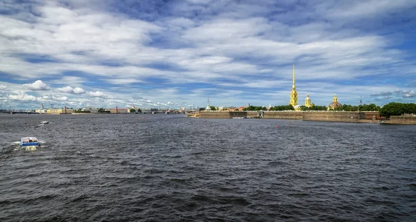 Петропавловская крепость, вид с Невы в Санкт-Петербурге. Крепость была построена в 18 веке и в настоящее время является одной из главных достопримечательностей Санкт-Петербурга . — стоковое фото