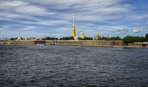 Peter a Paul pevnosti při pohledu z řeky Něvy v Petrohradu v Rusku. Pevnost byla postavena v 18 století a je dnes jedním z hlavních atrakcí v Saint-Petersburg. — Stock fotografie