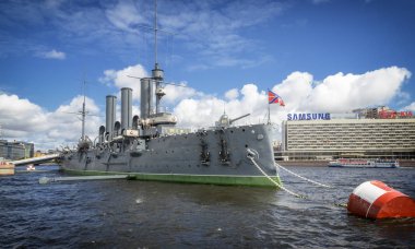 28 Haziran 2017: Kruvazör Aurora St. Petersburg Nakhimov üniversitede önünde onun demirleme yeri