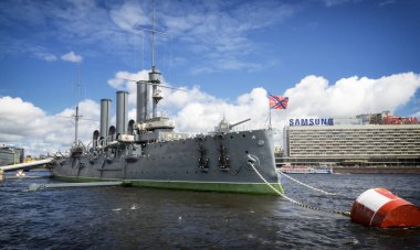 28 Haziran 2017: Kruvazör Aurora St. Petersburg Nakhimov üniversitede önünde onun demirleme yeri