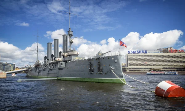 28 Haziran 2017: Kruvazör Aurora St. Petersburg Nakhimov üniversitede önünde onun demirleme yeri