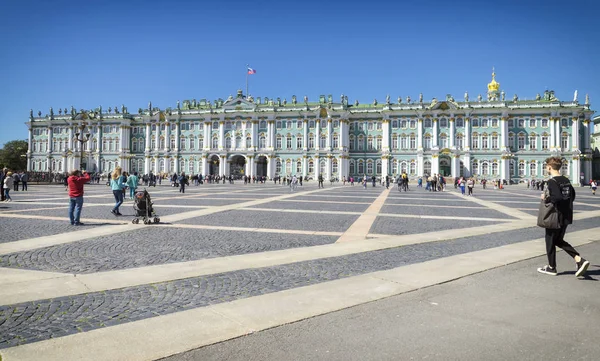 SAINT PETERSBURG, RÚSSIA - JUNHO 28, 2017: Pessoas desconhecidas andam al — Fotografia de Stock