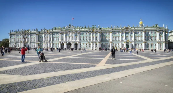 Saint Petersburg Rússia Junho 2017 Pessoas Desconhecidas Caminham Longo Praça — Fotografia de Stock