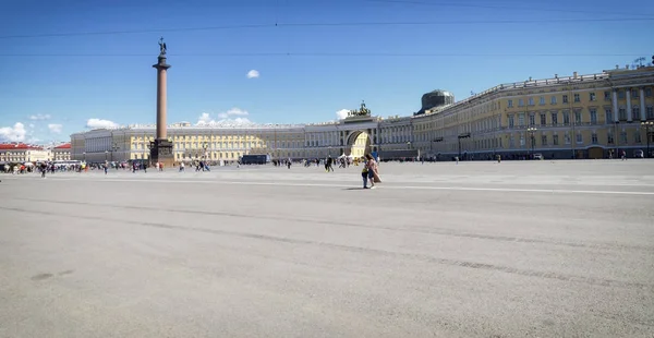 San Petersburgo Russia Giugno 2017 Persone Sconosciute Passeggiano Lungo Piazza — Foto Stock