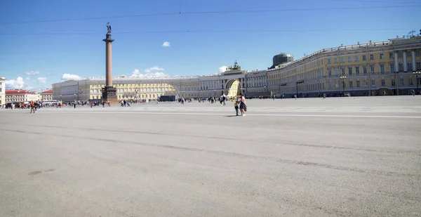 San Petersburgo Russia Giugno 2017 Persone Sconosciute Passeggiano Lungo Piazza — Foto Stock