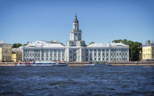 Kunstkamera 박물관 Neva 세인트 러시아의 상징적인 랜드마크에 궁전을 직면의 — 스톡 사진
