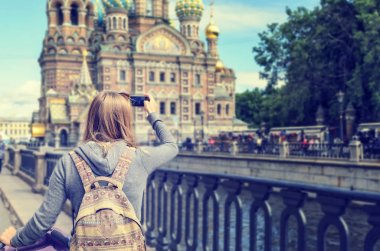 Genç kadın backpacker kurtarıcı o kilisenin bir fotoğraf çeker