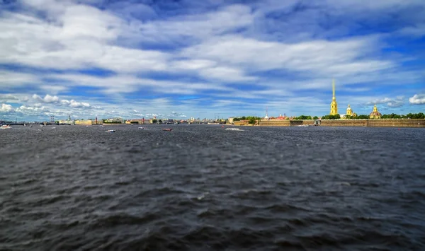 Petropavlovská pevnost pohledu od řeky Něvy v Saint Petersbu — Stock fotografie
