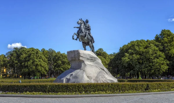 Monument à Pierre le premier. Voir le monument cavalier en bronze i — Photo