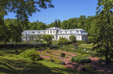 Peterhof, Rusya - 29 Haziran 2017: Sonbahar güneşli günü büyük serada güzel görünümü üzerinde 29 Haziran 2017 yılında Peterhof, Rusya Federasyonu.