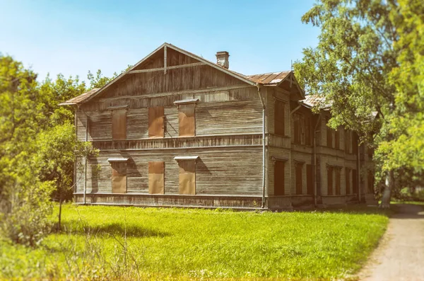 Rusya'nın eski terk edilmiş ahşap ev — Stok fotoğraf