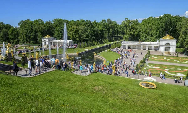 Peterhof, Rusya - 29 Haziran 2017: Doğal görünümünden Peterhof Palace, Rusya, Teras üzerinde 28 Ağustos 2016. Peterhof Sarayı ve bahçeleri karmaşık bir Unesco Dünya Mirası alanı kabul
