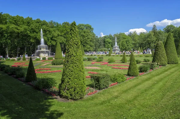 Peterhofs, Ryssland-juni 29,2017: Den övre trädgården av Peterhof, bui — Stockfoto