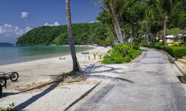 Plaj ve deniz Ao Phrao, Koh Samet,Rayong,Thailand.White kum plaj ve dağ