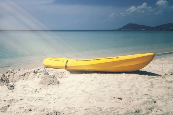 Kajak am tropischen Strand ao phrao auf der Insel Samet in Thailand — Stockfoto