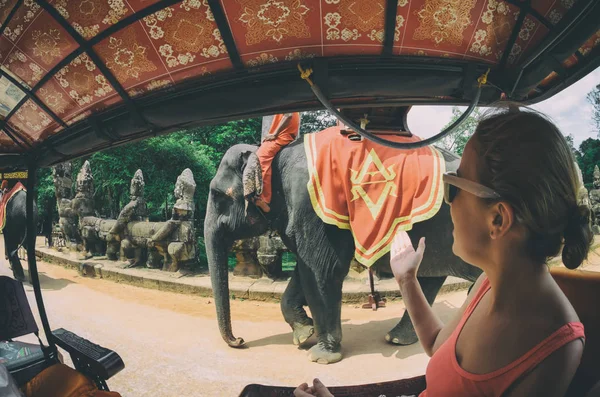 Tuk Tuk Angkor Kamboçya Için Seyahat Eden Bir Kız — Stok fotoğraf