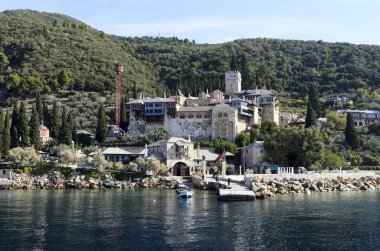 Athos Yarımadası, Yunanistan. Manastır, rahipler Cumhuriyeti'nde Athos Yarımadası üzerinde yer alan 10 yüzyılda kurulan Dochiariou. Bir feribot görüntülemek.