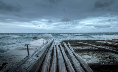 Halkidikya (Mount Athos) kıyısına yakın fırtınalı denizde