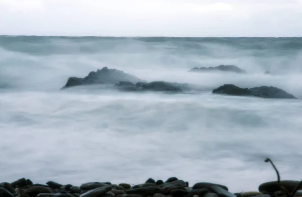 Бурхливому морі біля узбережжя Халкідікі (гори Афон) — стокове фото