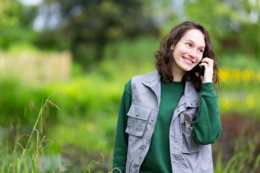 kadın parkta telefon ile