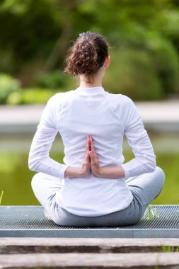 çekici kadın pratik yoga