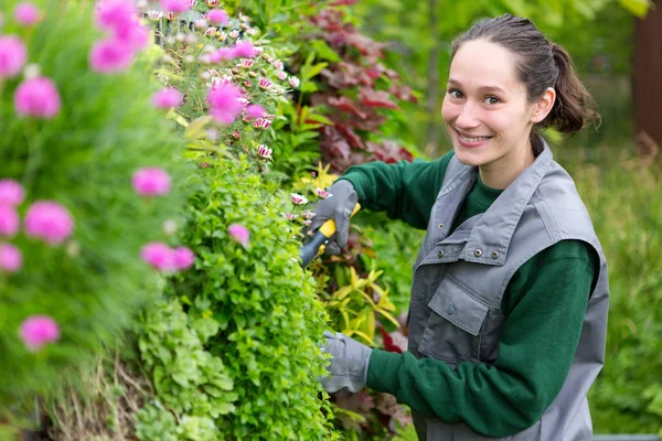 Vrouw die in de tuin werkt — Stockfoto