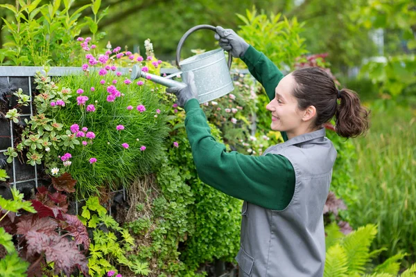 Donna che lavora in giardino — Foto Stock