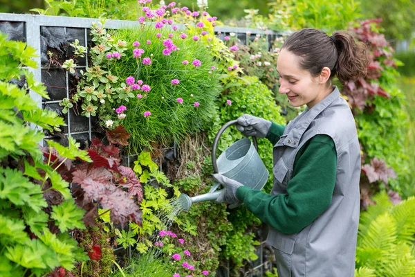 Vrouw die in de tuin werkt — Stockfoto