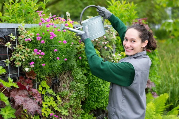 Vrouw die in de tuin werkt — Stockfoto