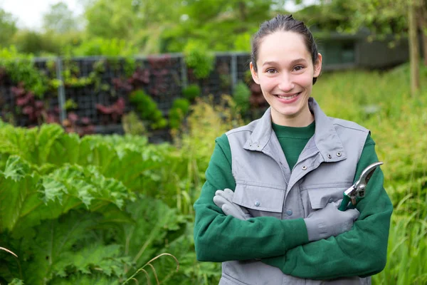 Vrouw in groene tuin — Stockfoto