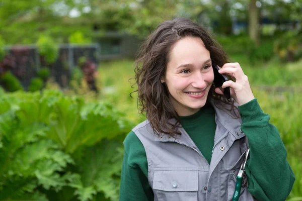 Attraktive Frau mit Telefon — Stockfoto