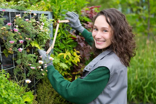 Giovane donna che lavora in giardino — Foto Stock