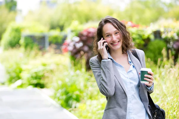 Affärskvinna med telefon — Stockfoto