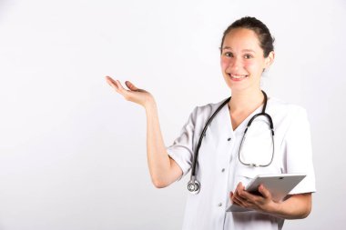 Gülümseyen doktor kadın.