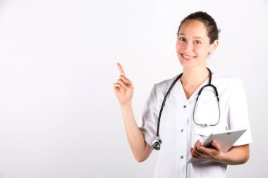 Gülümseyen doktor kadın.
