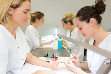 Genç güzellik uzmanı öğrenciler