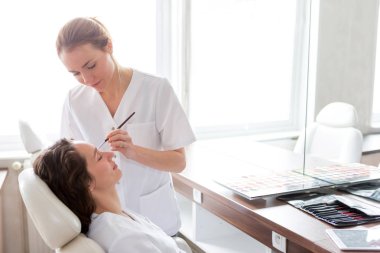 genç güzellik uzmanları öğrenciler