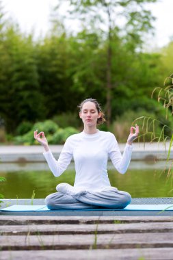 çekici kadın pratik yoga