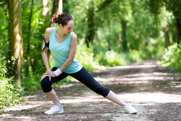 Frau dehnt sich nach dem Laufen — Stockfoto