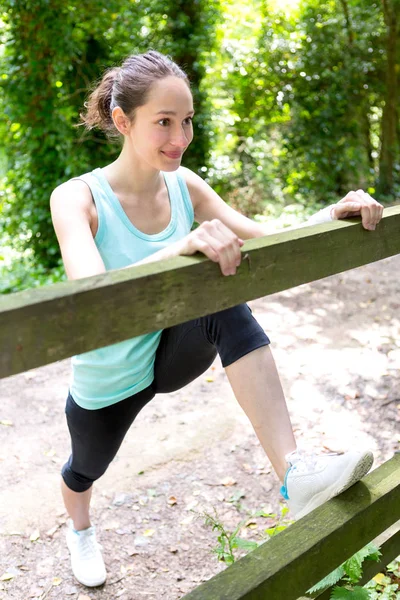 Junge Frau dehnt sich — Stockfoto