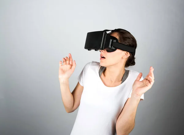 Mulher jovem usando realidade virtual — Fotografia de Stock