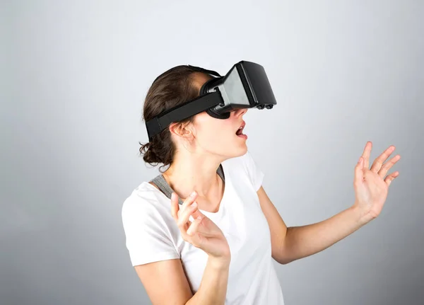 Mulher jovem usando realidade virtual — Fotografia de Stock