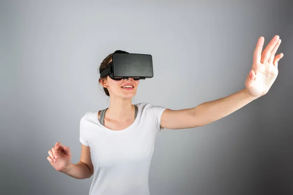 Mulher usando a realidade virtual — Fotografia de Stock