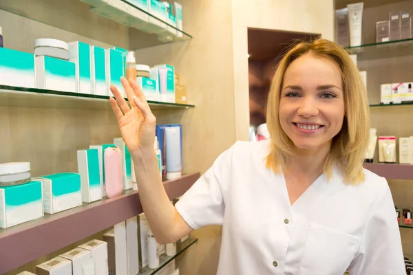 Beautician working in salon — Stock Photo, Image