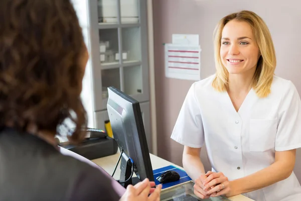 Esteticista obtener tarjeta de crédito —  Fotos de Stock