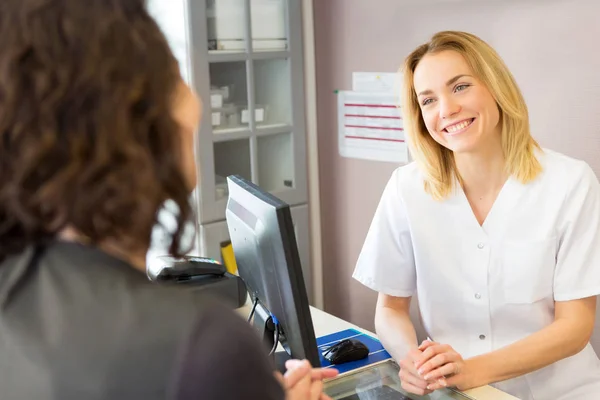 Esteticista obtener tarjeta de crédito —  Fotos de Stock